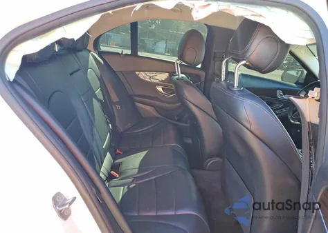 2017 Mercedes-Benz C 300 z USA, uszkodzony, nr VIN 55SWF4JB8HU207716